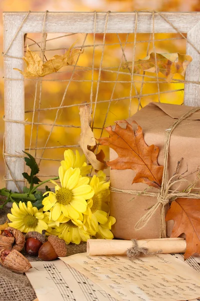 hediye, çiçek ve yaprakları parlak zemin üzerine sonbahar kompozisyon