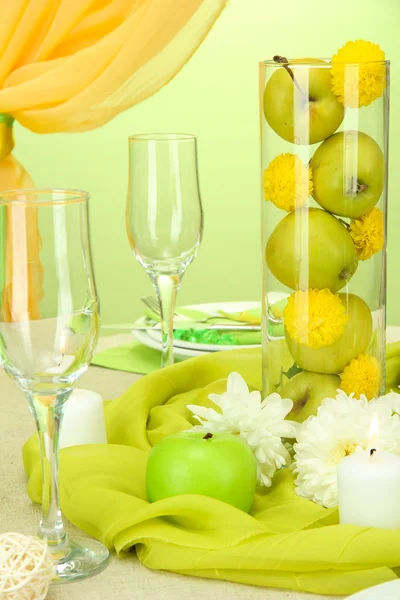 Красивий святковий стіл з яблуками, крупним планом — стокове фото