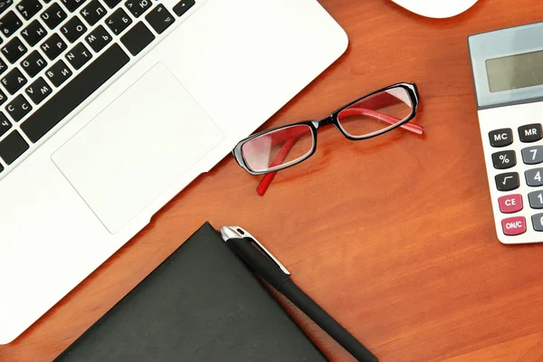 Bureau aanbod en laptop geïsoleerd op wit — Stockfoto