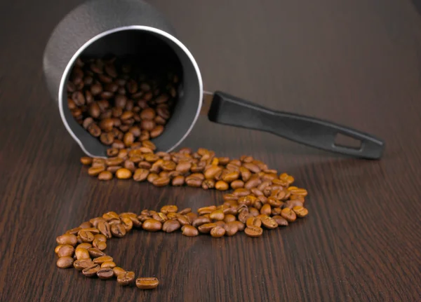 茶色のテーブルの上のコーヒー メーカー — ストック写真