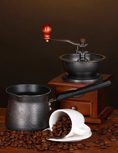 Koffie-/ theevoorzieningen met koffiemolen en witte cup op houten tafel — Stockfoto