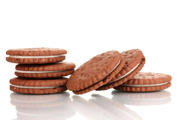 Choklad cookies med krämig skikt isolerad på vit — Stockfoto