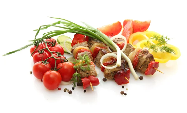 Leckeres gegrilltes Fleisch und Gemüse am Spieß, isoliert auf weiß — Stockfoto