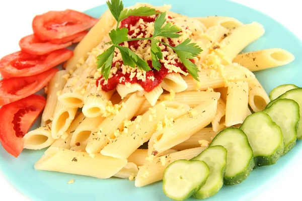 Piatto di pasta rigatoni con salsa di pomodoro da vicino — Foto Stock