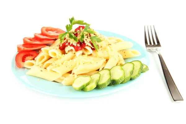 Rigatoni pasta schotel met tomatensaus geïsoleerd op wit — Stockfoto