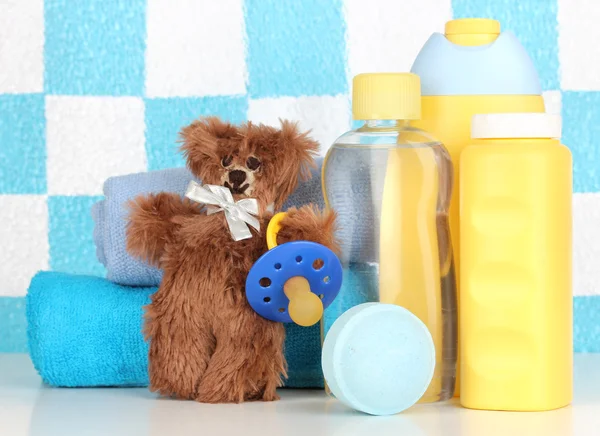 Cosméticos para bebés en el baño —  Fotos de Stock