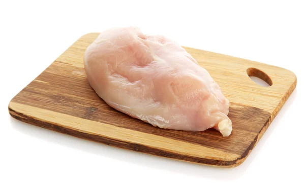 Viande de poulet crue sur planche à découper, isolée sur blanc — Photo