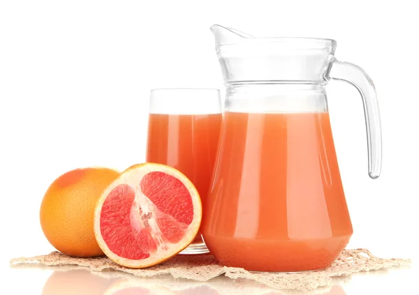 Vaso completo y jarra de zumo de pomelo y pomelos aislados en blanco — Foto de Stock