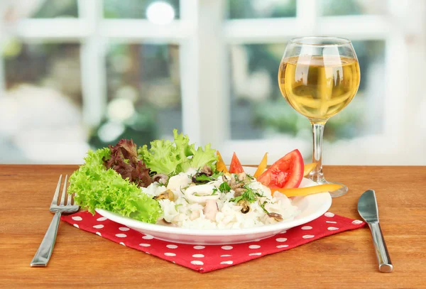 Delikátesz tenger gyümölcseivel készült saláta, rizs, az üveg, a világos háttér — Stock Fotó