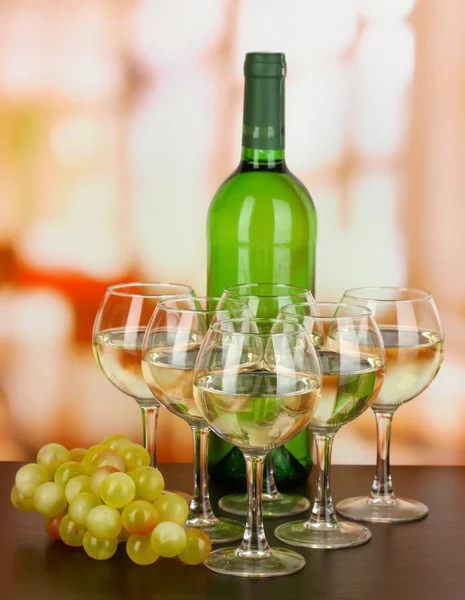 Vino blanco en vaso y botella sobre fondo de habitación —  Fotos de Stock