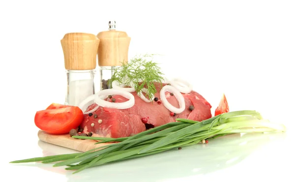 Ruwe rundvlees vlees gemarineerd met kruiden en specerijen geïsoleerd op wit — Stockfoto