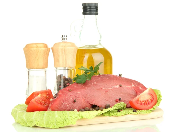 Carne crua de bovino marinada com ervas aromáticas, especiarias e óleo de cozinha, isolada sobre branco — Fotografia de Stock