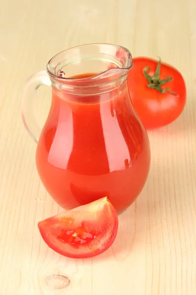Jarra llena de jugo de tomate, sobre fondo de madera — Foto de Stock