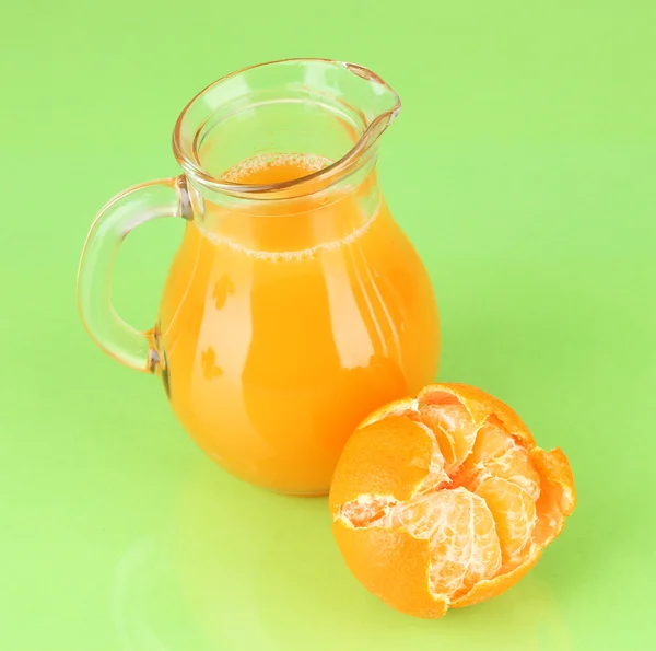 Full kannan av tangerine juice, på trä färgbakgrund — Stockfoto