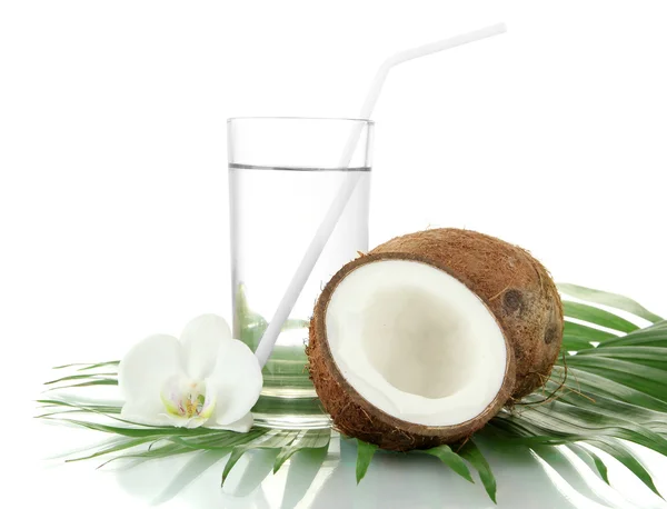 Cocos con vaso de leche, aislados sobre blanco — Foto de Stock