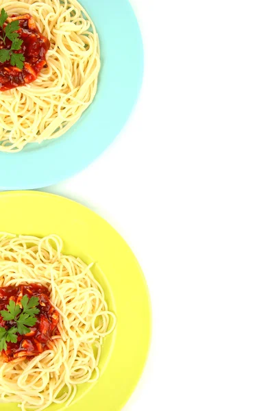 Italiaanse spaghetti in platen geïsoleerd op wit — Stockfoto