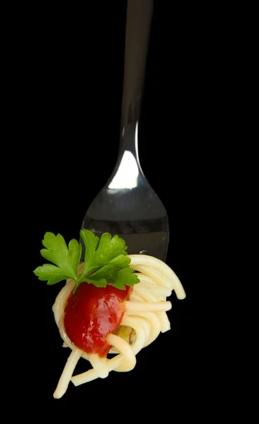 Deilig spagetti på gaffel nærbilde på svart bakgrunn – stockfoto