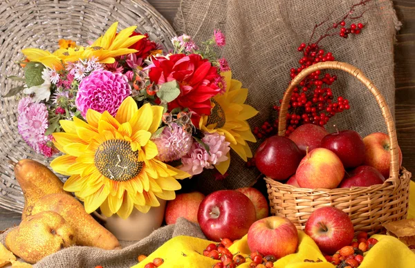Farbenfrohes Herbststillleben mit Äpfeln — Stockfoto