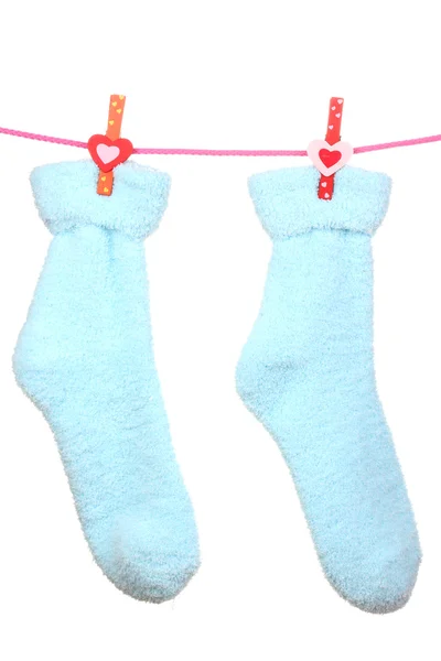 Paar blaue Socken, die an einem Seil hängen, isoliert auf weiß — Stockfoto
