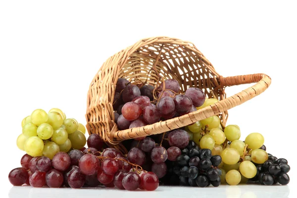 Surtido de uvas dulces maduras en cesta, aisladas en blanco — Foto de Stock