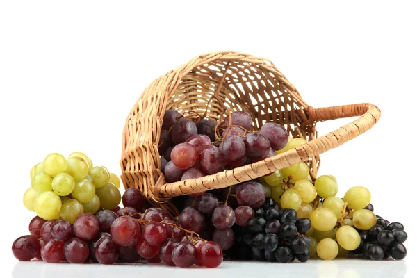 Sortimento de uvas doces maduras em cesta, isoladas em branco — Fotografia de Stock