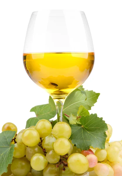 Glass of wine and grapes, isolated on white — Stock Photo, Image