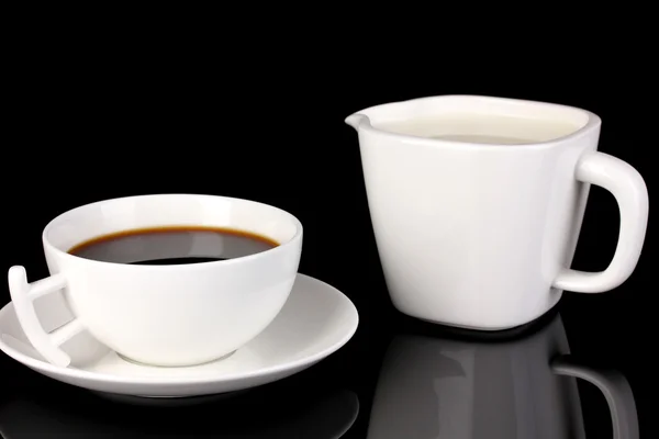 एक कप मजबूत कॉफी और स्वीट क्रीम काले पर अलग — स्टॉक फ़ोटो, इमेज