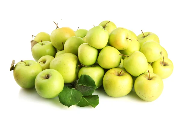 Сочные яблоки с зелеными листьями, изолированные на белом — стоковое фото