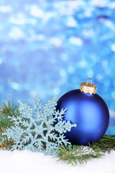 蓝色背景的圣诞装饰 — 图库照片