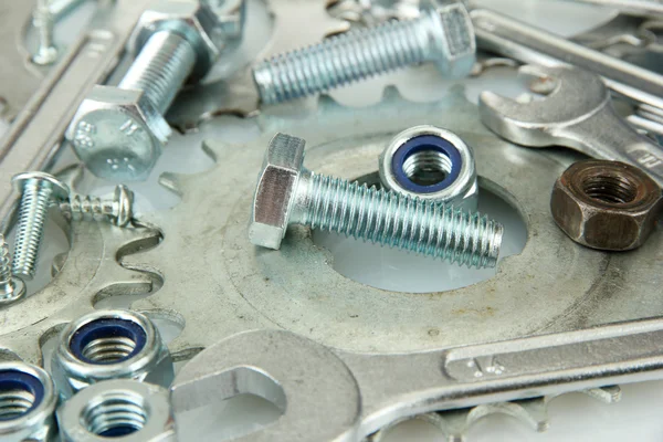 Equipo de la máquina, ruedas dentadas de metal, tuercas y pernos de fondo, primer plano — Foto de Stock