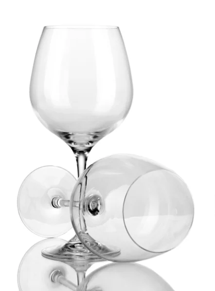 白で隔離される 2 つの空のワイン グラス — ストック写真