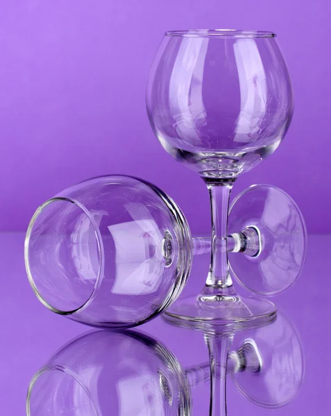 Two empty wine glasses on color background — Stock Photo, Image