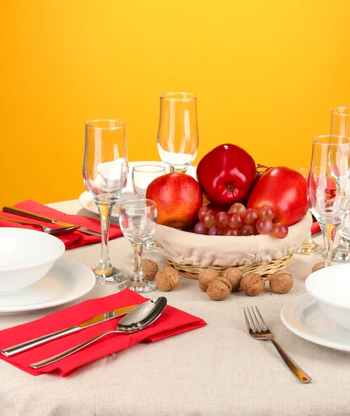 De instelling van de tabel in rode tinten op kleur achtergrond — Stockfoto