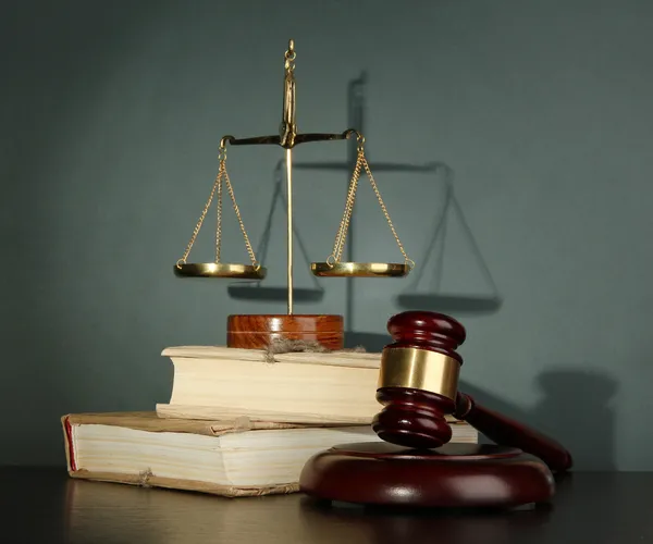Fotos de Balanzas doradas de justicia, mazo y carpetas sobre fondo