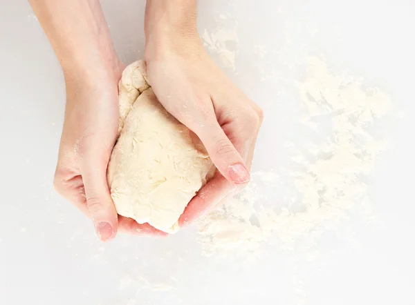 Preparazione impasto pizza isolato su bianco — Foto Stock
