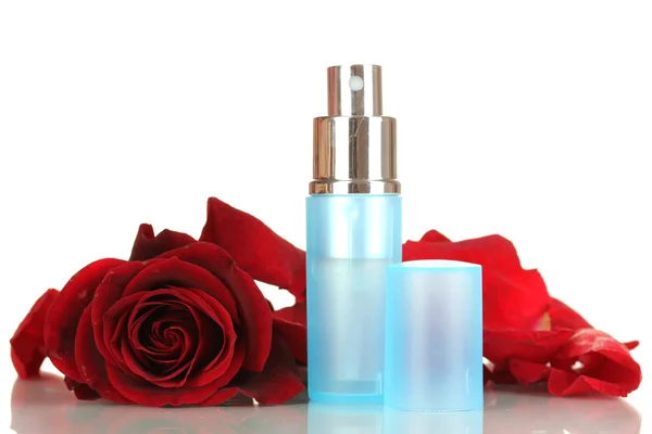 Parfum de femme en belle bouteille avec rose isolé sur blanc — Photo