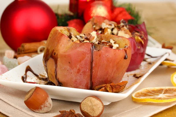 Manzanas al horno en el plato de cerca —  Fotos de Stock