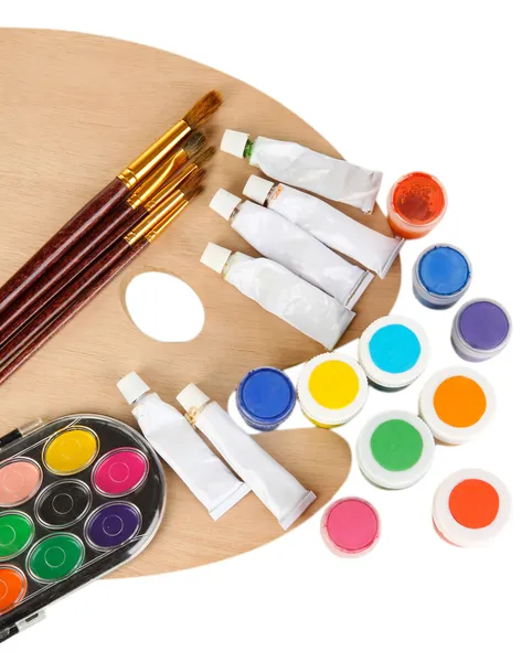Tavolozza d'arte in legno con pennelli per pittura e vernici isolate su bianco — Foto Stock