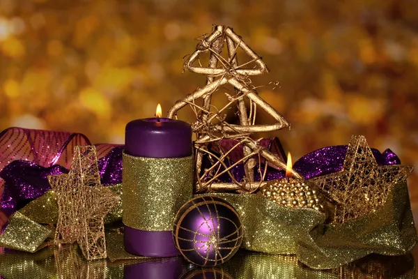 Kerstmis samenstelling met kaarsen en decoraties in paars en goud kleuren — Stockfoto