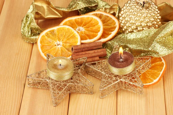 Kerstmis samenstelling met kaarsen en decoraties op houten achtergrond — Stockfoto