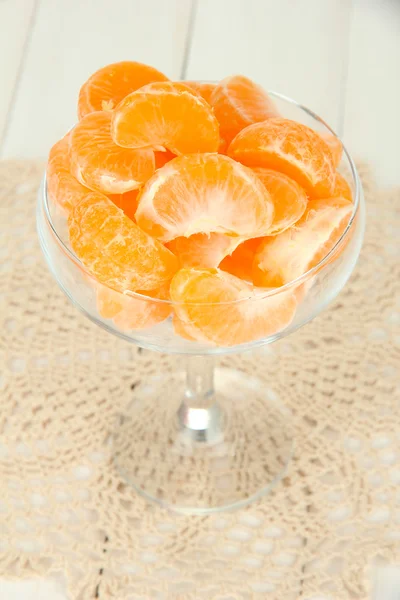 Plastry smaczny mandaryny w szklanej misce na jasnym tle — Zdjęcie stockowe
