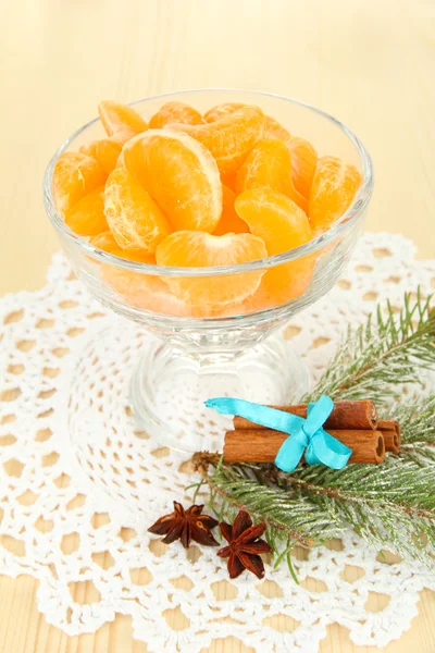 Вкусные ломтики мандарина в стеклянной чаше на светлом фоне — стоковое фото