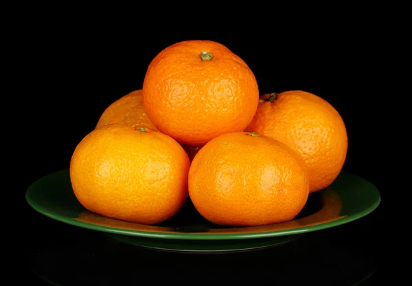 Mandarinas saborosas na placa de cor isolada em preto — Fotografia de Stock