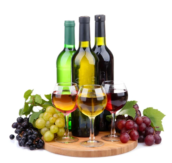 Flaskor och glas vin och sortiment av druvor, isolerad på vit Stockbild