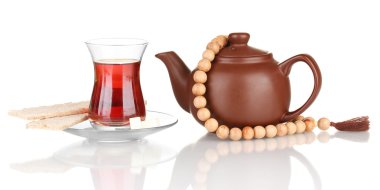 Türk çayı ve üzerinde beyaz izole çaydanlık bardak