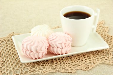 açık renkli plaka üzerinde Marshmallows