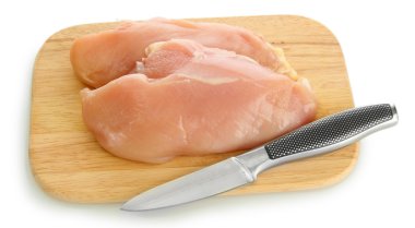 çiğ tavuk eti üzerinde beyaz izole kesme tahtası üzerinde