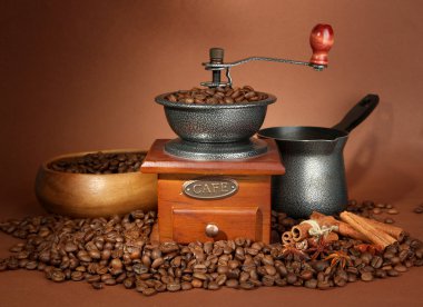Kahve değirmeni, turk ve kahverengi zemin üzerine kahve çekirdekleri