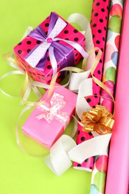 Noel kağıt şeritler, renkli arka plan üzerinde yay Ambalaj Ruloları