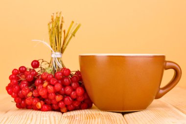 çay tablo bej renkli arka plan üzerinde kırmızı kartopu ile